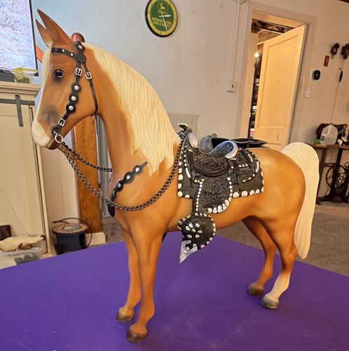 Breyer palomino horse figurine - palomino,
